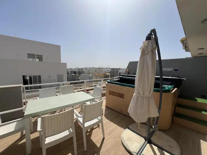 Amazing Spacious Apartment With Bbq & Jacuzzi Saint Julian's エクステリア 写真